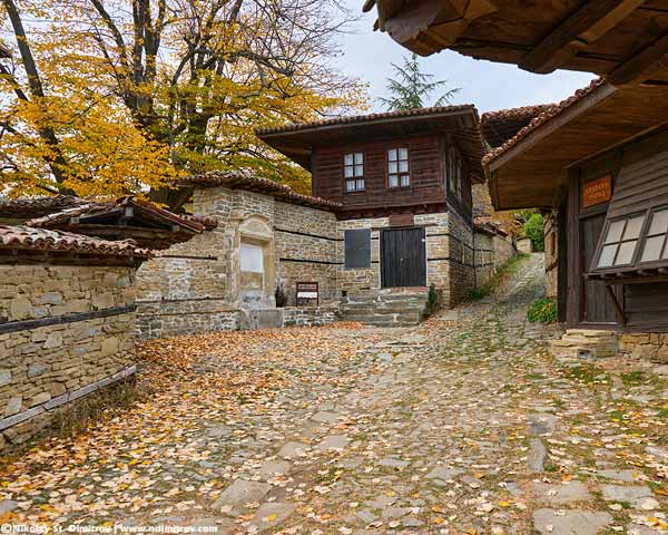 Жеравна - улицата пред църквата